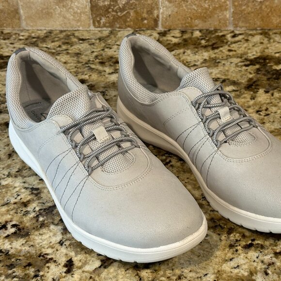 Clarks Adella Stroll Light Grey WOMEN'S  SIZE 11 NWOT  (E/P) - Picture 3 of 6